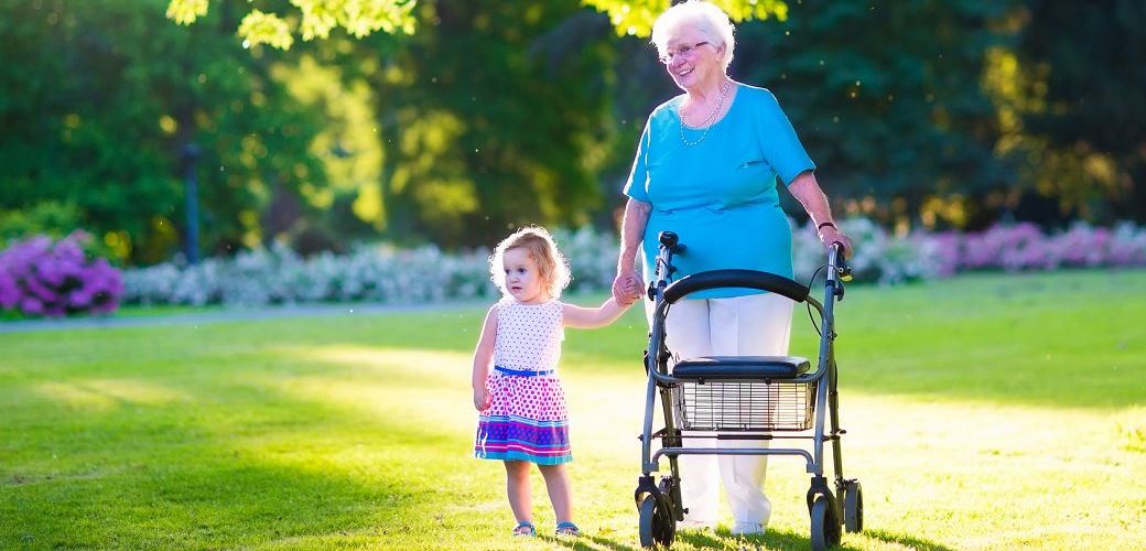 Hindernisse spielend überwinden - Elektrischer Rollator für Senioren